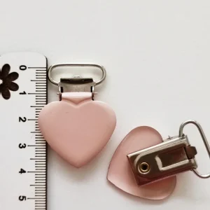 Mola em metal para prende chuchas formato coração rosa