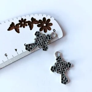 Cruz em metal- 33 mm-prateada